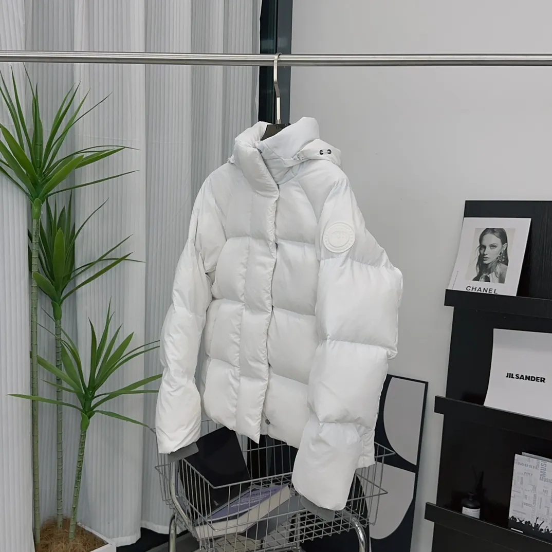 P760 [Beichen White] Style number: Y109 𝘾𝘼𝙉𝘼𝘿𝘼 𝙂𝙊𝙊𝙎𝙀/Canada Goose 2602LB1 Capsule Series Macaron Parka Size: XS S M Down: National standard 80% white duck down, light weight and strong warmth retention. Fabric: Made of soft EnduraLuxe fabric imported from DuPont, CORDURA, USA, which enhances the durability of easy-to-wear parts, is lightweight and durable; the liner is made of 400T anti-velvet gallbladder, which is comfortable, soft and non-velvet.